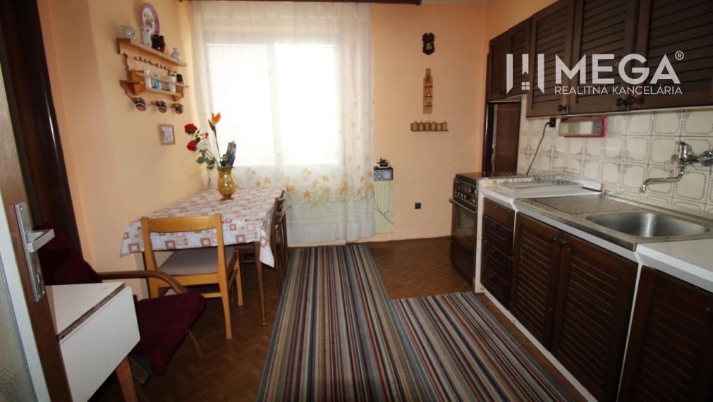 Na predaj - priestranný rodinný dom v Snine na pozemku 729 m²