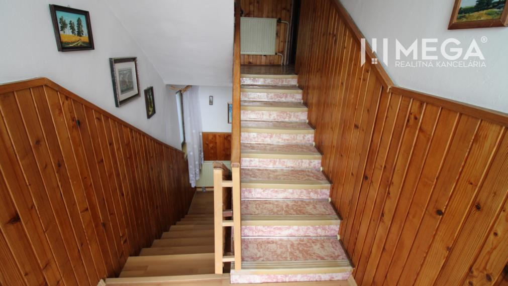 Na predaj - priestranný rodinný dom v Snine na pozemku 729 m²