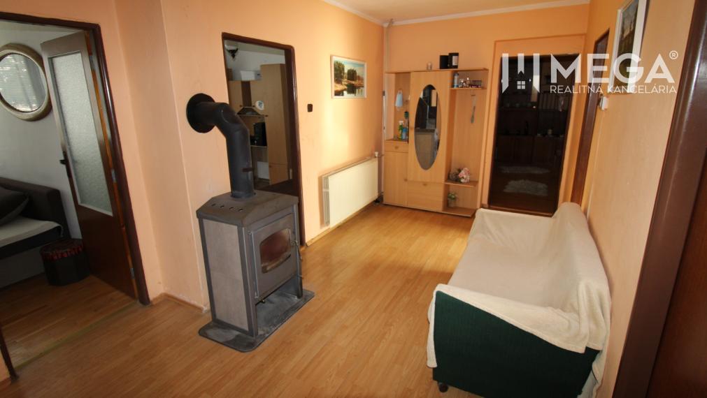 Na predaj - priestranný rodinný dom v Snine na pozemku 729 m²