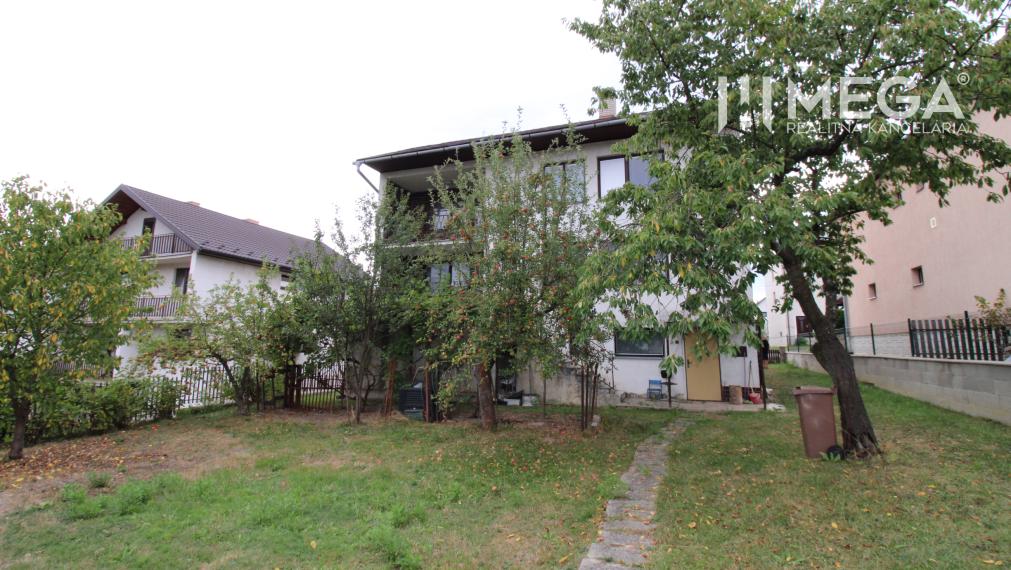 Na predaj - priestranný rodinný dom v Snine na pozemku 729 m²