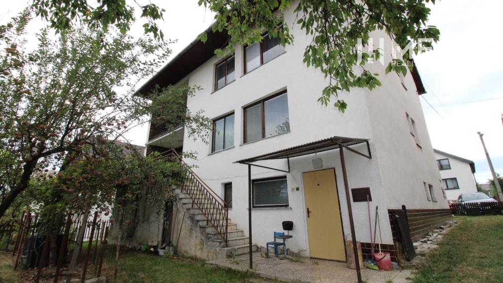 Na predaj - priestranný rodinný dom v Snine na pozemku 729 m²