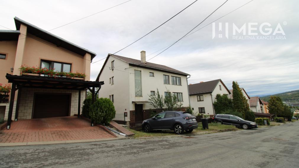 Na predaj - priestranný rodinný dom v Snine na pozemku 729 m²