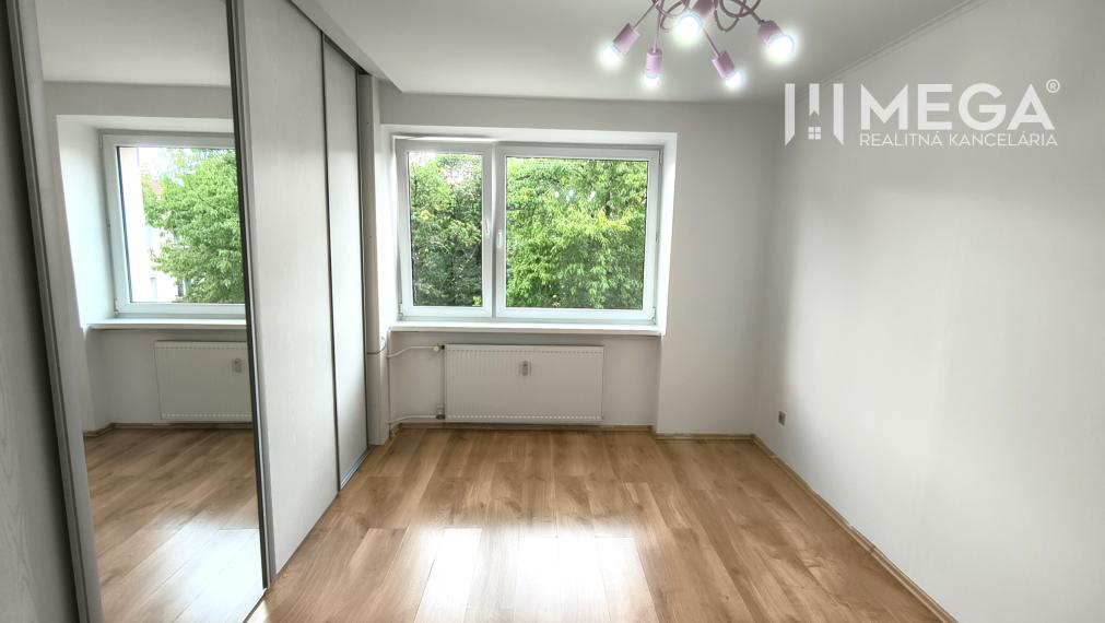 NA PREDAJ – 2 IZBOVÝ BYT S BALKÓNOM, SÍDLISKO 1 HUMENNÉ