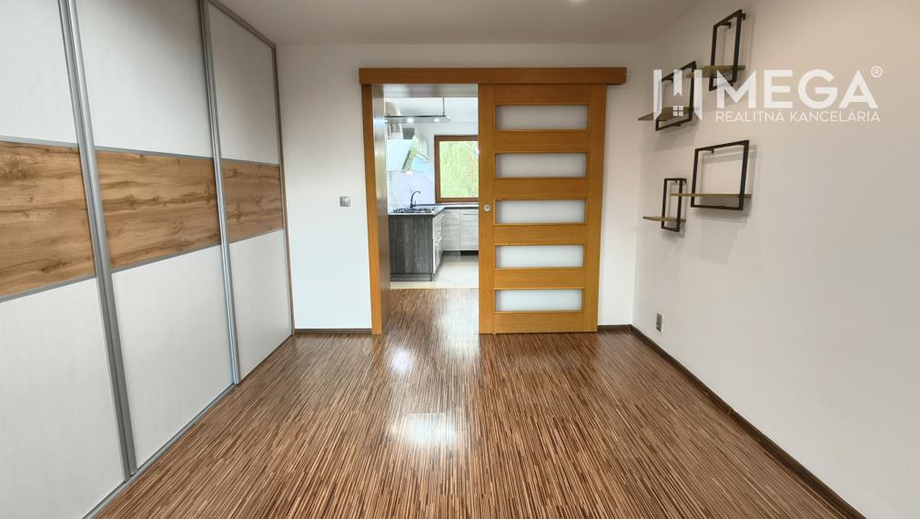 NA PREDAJ – 2 IZBOVÝ BYT S BALKÓNOM, SÍDLISKO 1 HUMENNÉ