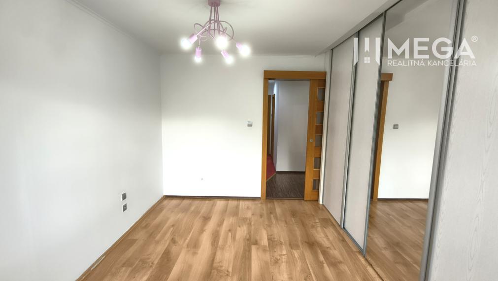 NA PREDAJ – 2 IZBOVÝ BYT S BALKÓNOM, SÍDLISKO 1 HUMENNÉ