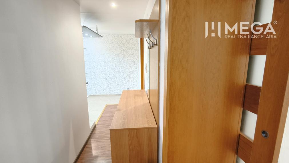 NA PREDAJ – 2 IZBOVÝ BYT S BALKÓNOM, SÍDLISKO 1 HUMENNÉ