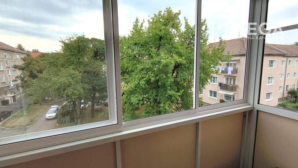 NA PREDAJ – 2 IZBOVÝ BYT S BALKÓNOM, SÍDLISKO 1 HUMENNÉ