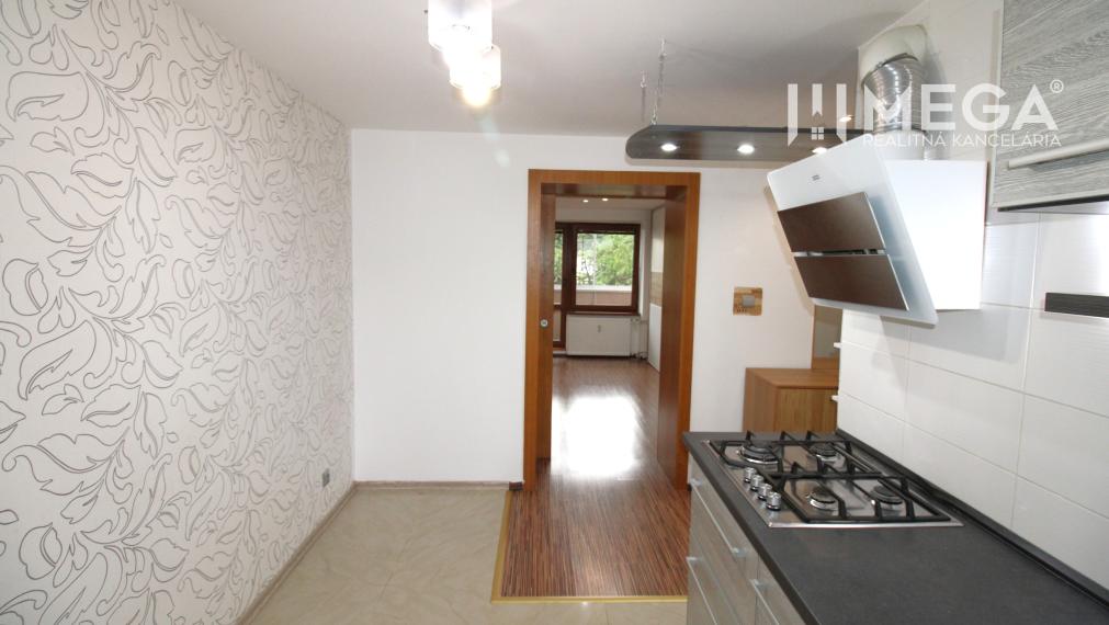 NA PREDAJ – 2 IZBOVÝ BYT S BALKÓNOM, SÍDLISKO 1 HUMENNÉ
