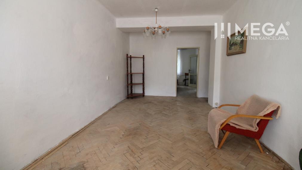 NA PREDAJ - 2 iz. byt s balkónom blízko centra mesta Humenné