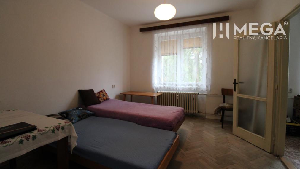 NA PREDAJ - 2 iz. byt s balkónom blízko centra mesta Humenné