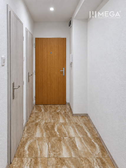 NA PREDAJ 2-izbový zrekonštuovaný byt s balkónom  v Humennom