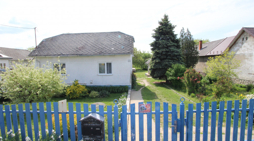 R E Z E R V O V A N Ý TOP POZEMOK S DOMOV OBEC SEDLISKÁ