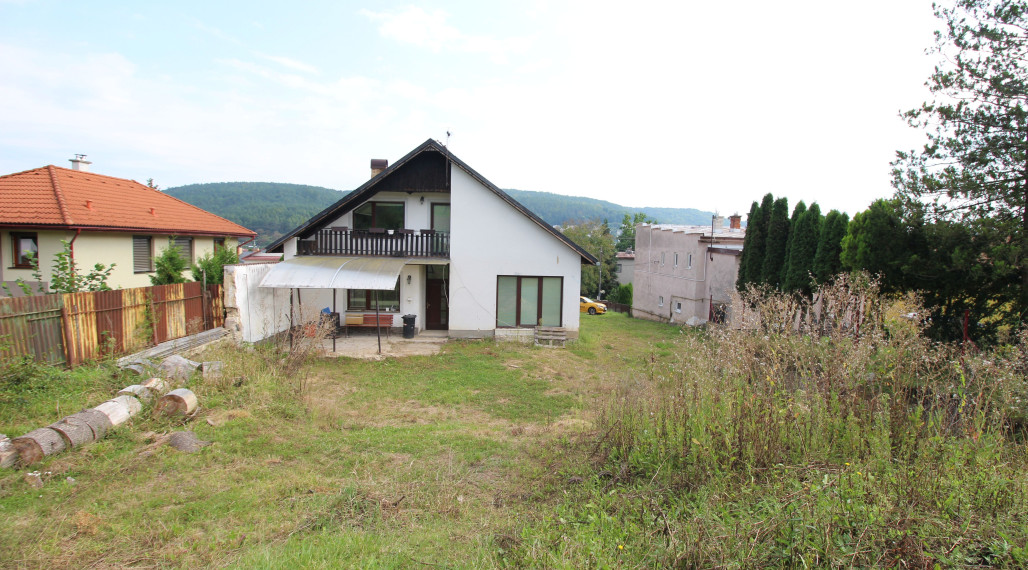 NA PREDAJ dom s veľkým pozemkom v meste Humenné