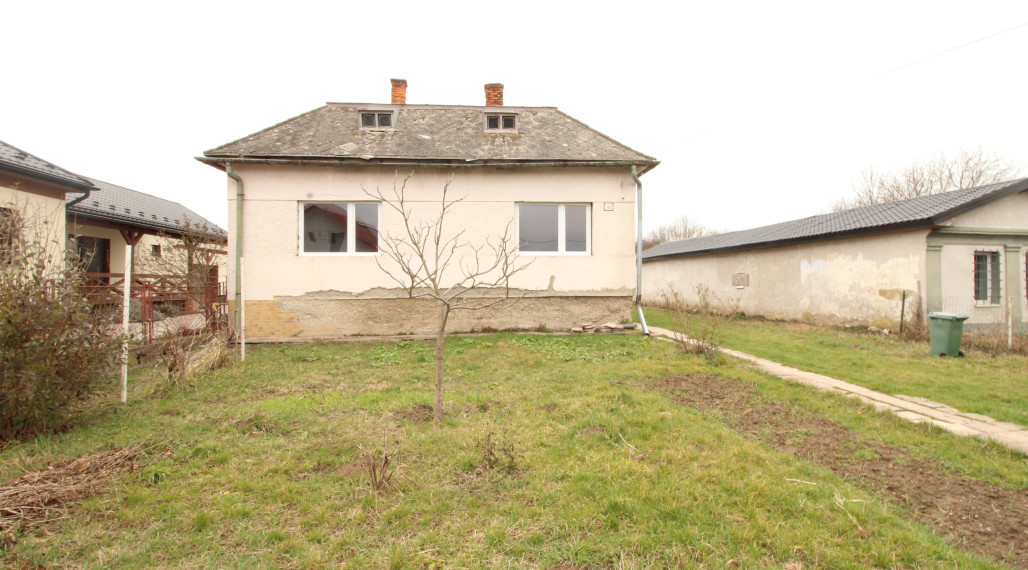 Na Predaj: Rodinný dom v obci Lastomír s veľkým pozemkom