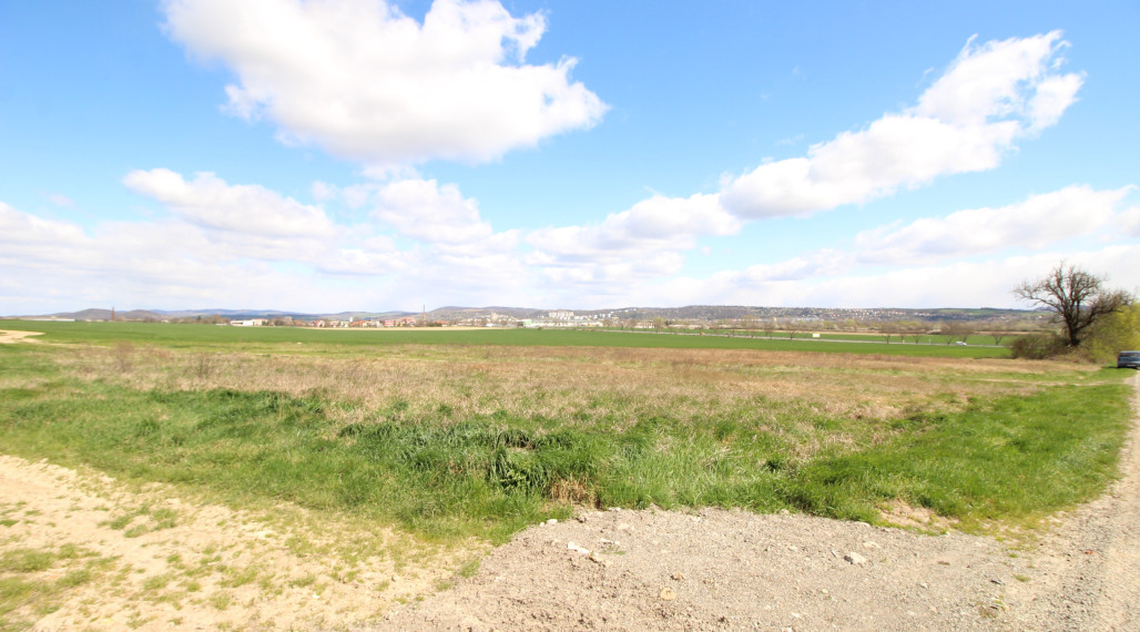 NA PREDAJ: Veľkorysý stavebný pozemok s výhľadom na Vranov