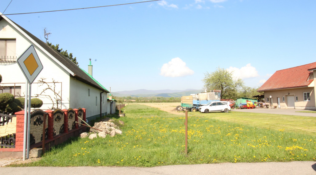 NA PREDAJ: Stavebný pozemok pri hlavnej ceste – Sačurov