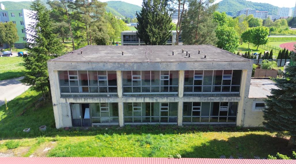 EXKLUZÍVNE NA PREDAJ budova na sídlisku 2A v meste Humenné