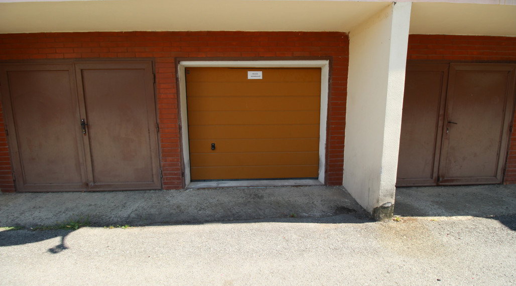 NA PREDAJ: Murovaná garáž v bytovom dome