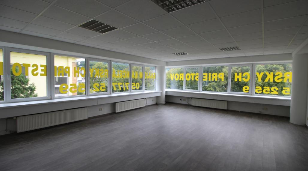 NA PRENÁJOM kancelária na námestí v "Dome obuvi" v meste Humenné