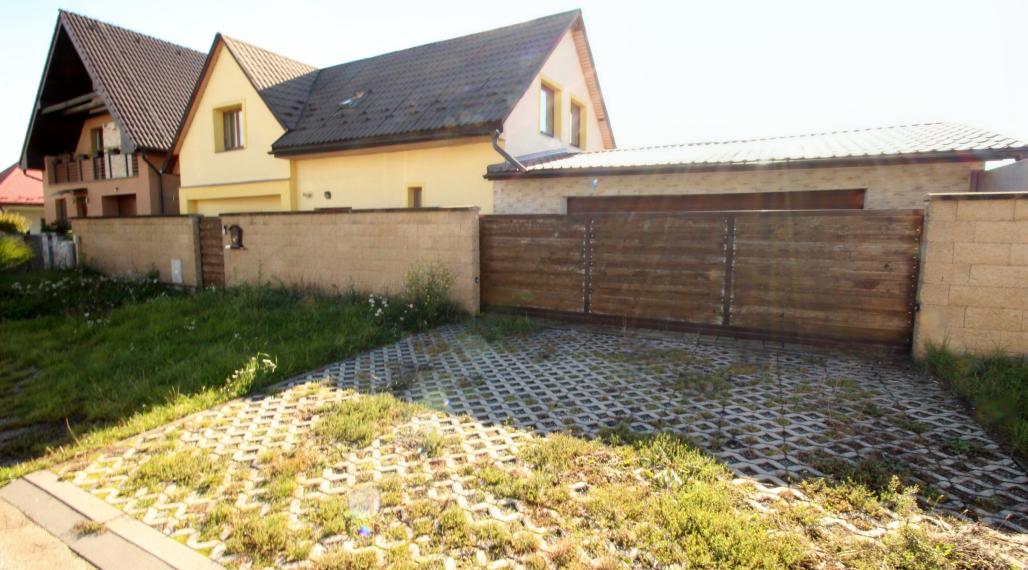 NA PREDAJ: Priestranný dvojgeneračný rodinný dom - Valaliky