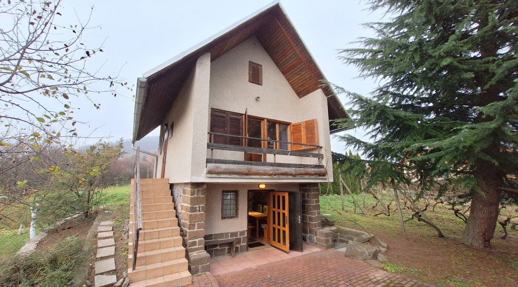 EXKLUZÍVNE NA PREDAJ Chata bez nutnosti investícií - VINNÉ