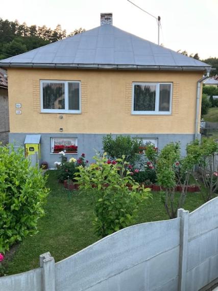 Mega realitná kancelária ponúka na predaj dom v Snine na Jesenského ulici