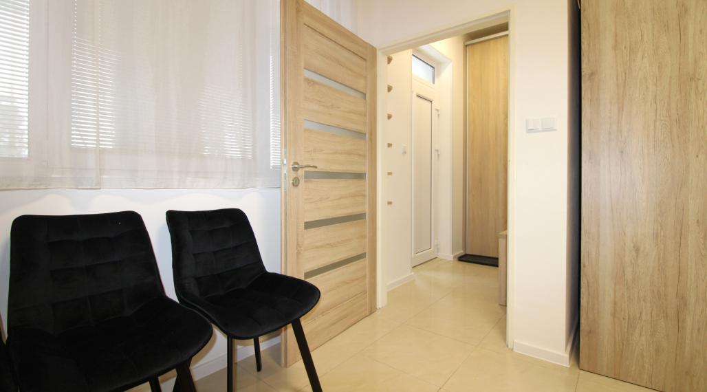 NA PRENÁJOM VEĽKÝ 1-IZBOVÝ BYT S VLASTNÝM PARKOVANÍM HUMENNÉ