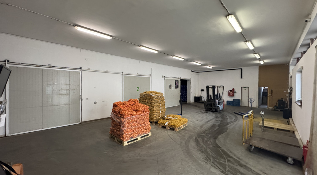 NA PREDAJ: OBJEKT VHODNÝ NA PODNIKANIE-SKLADOVANIE A SLUŽBY