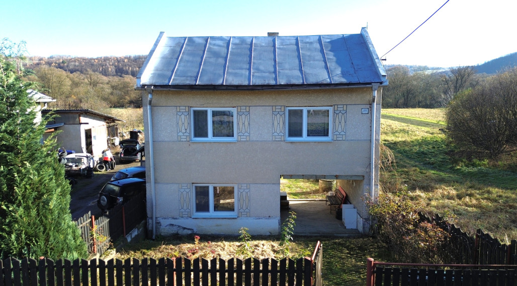 ZNÍŽENÁ CENA NA PREDAJ RODINNÝ DOM V TICHEJ LOKALITE–RADVAŇ N/LABORCOM