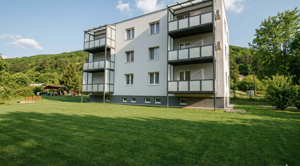 Na predaj - 3izbový byt s pozemkom a garážou v meste Humenné