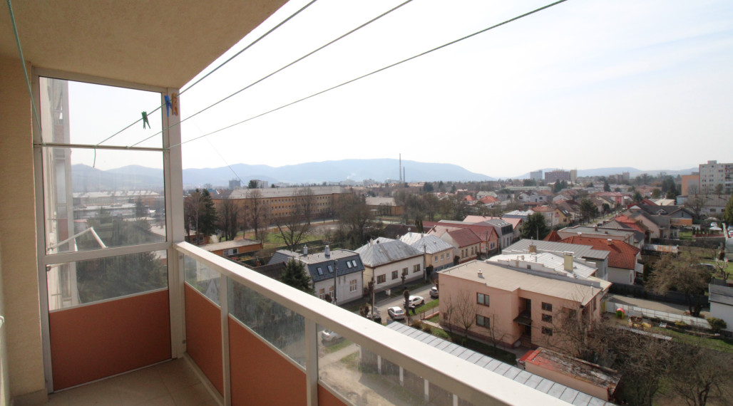 ZNÍŽENÁ CENA NA PREDAJ 3,5 -IZBOVÝ BYT ul. MIEROVÁ HUMENNÉ