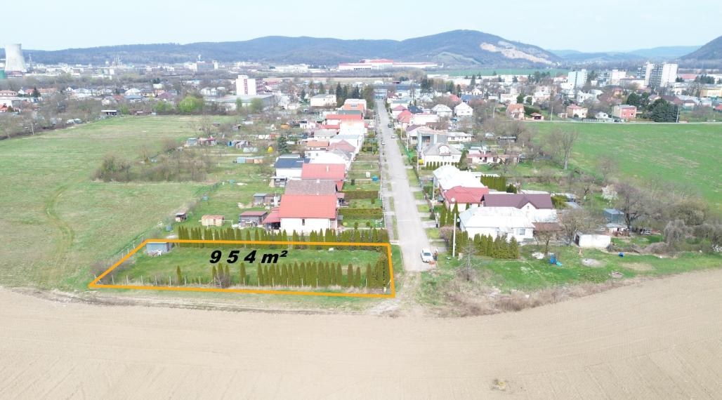 NA PREDAJ ROVINATÝ STAVEBNÝ POZEMOK V MESTE STRÁŽSKE 954 m²
