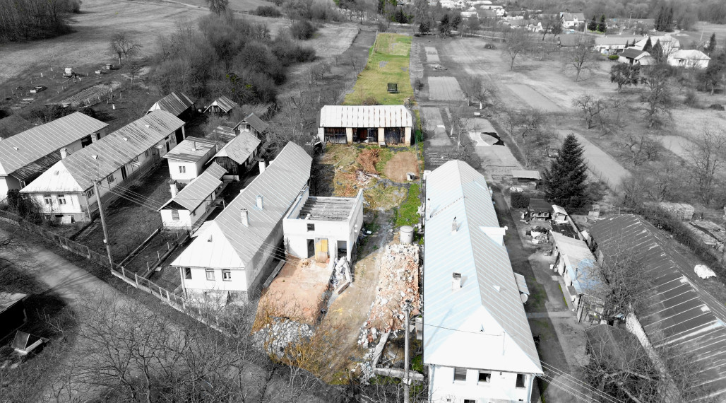 NA PREDAJ EXKLUZÍVNE: Rozostavaná stavba s kráľovským pozemkom a bonusovou stodolou - Zbojné