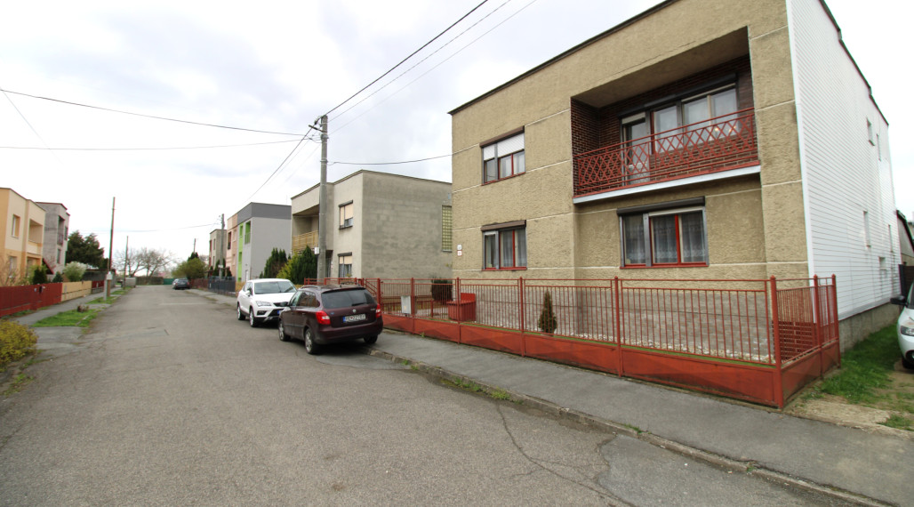 NA PREDAJ RODINNÝ DOM V TICHEJ LOKALITE MESTA STRÁŽSKE