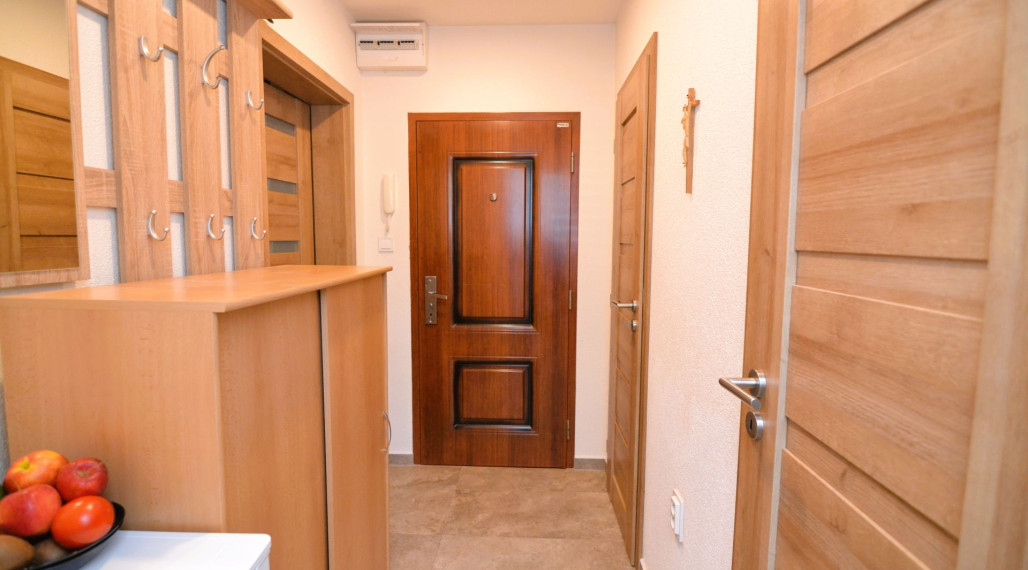 NOVÁ CENA-PREDAJ ZREKONŠTRUOVANÉHO 2-IZBOVÉHO BYTU (50 m2) S LODŽIOU HUMENNÉ
