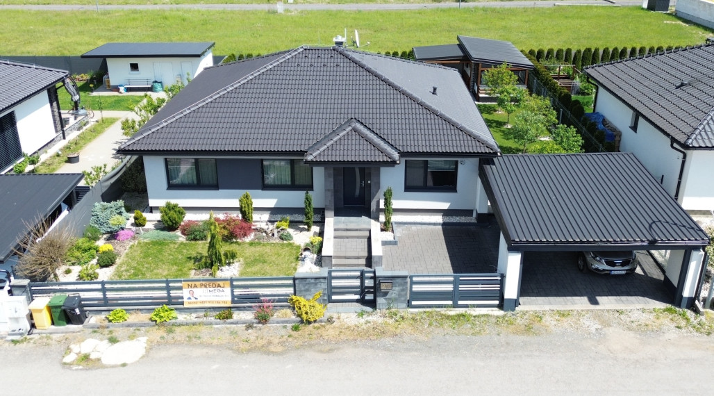 Na predaj priestranný bungalov v obci Lackovce