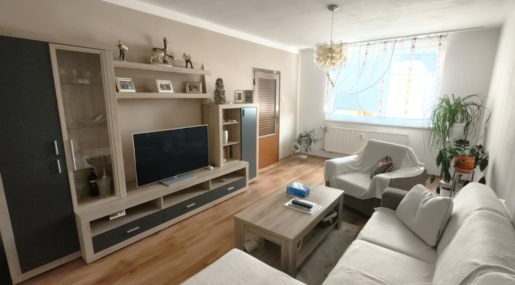 NA PREDAJ VEĽKOMETRÁŽNY 4-IZBOVÝ BYT 88 m² S LOGGIOU HUMENNÉ
