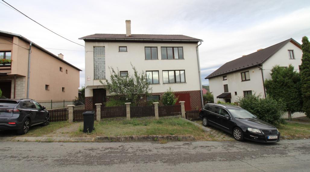 Na predaj - priestranný rodinný dom v Snine na pozemku 729 m²