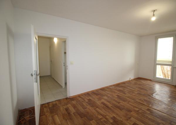 PREDANÝ -  2 a pol izbový byt pri Bille v meste Humenné