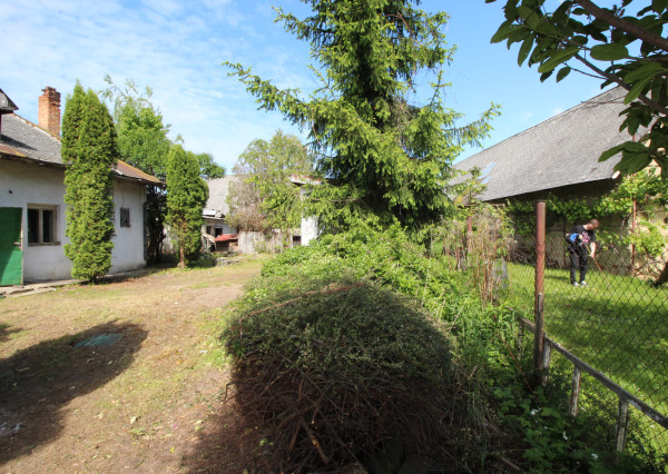 P R E D A N É - MIMORIADNY STAVEBNÝ POZEMOK S DOMOM V MESTE HUMENNÉ