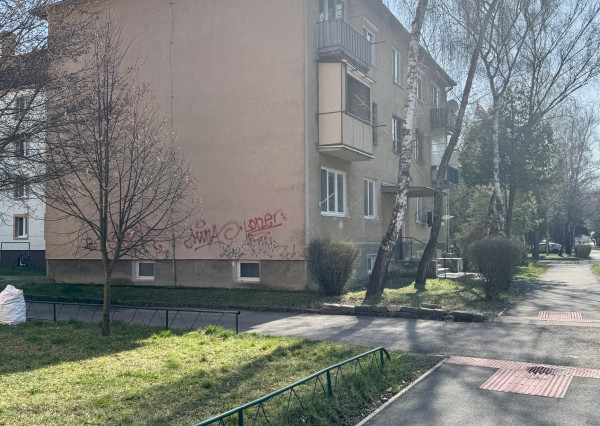 PREDANÉ- 2 izbový byt s balkónom blízko centra mesta Humenné