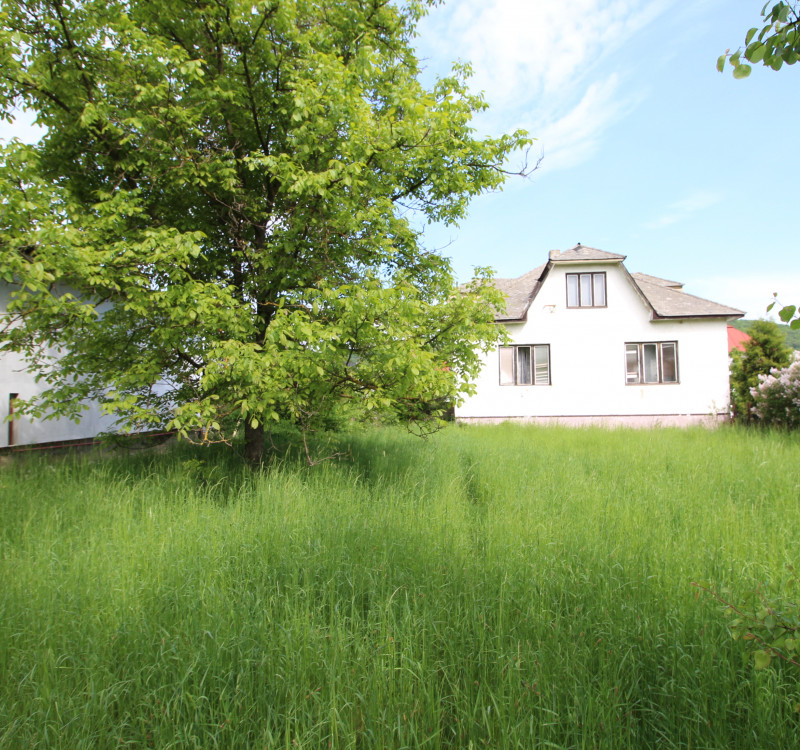 PREDAJ pozemku so starším domom v obci Belá nad Cirochou