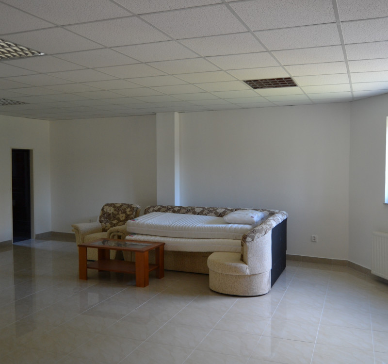PRENÁJOM-Obchodné priestory v centre mesta Humenné-74 m2