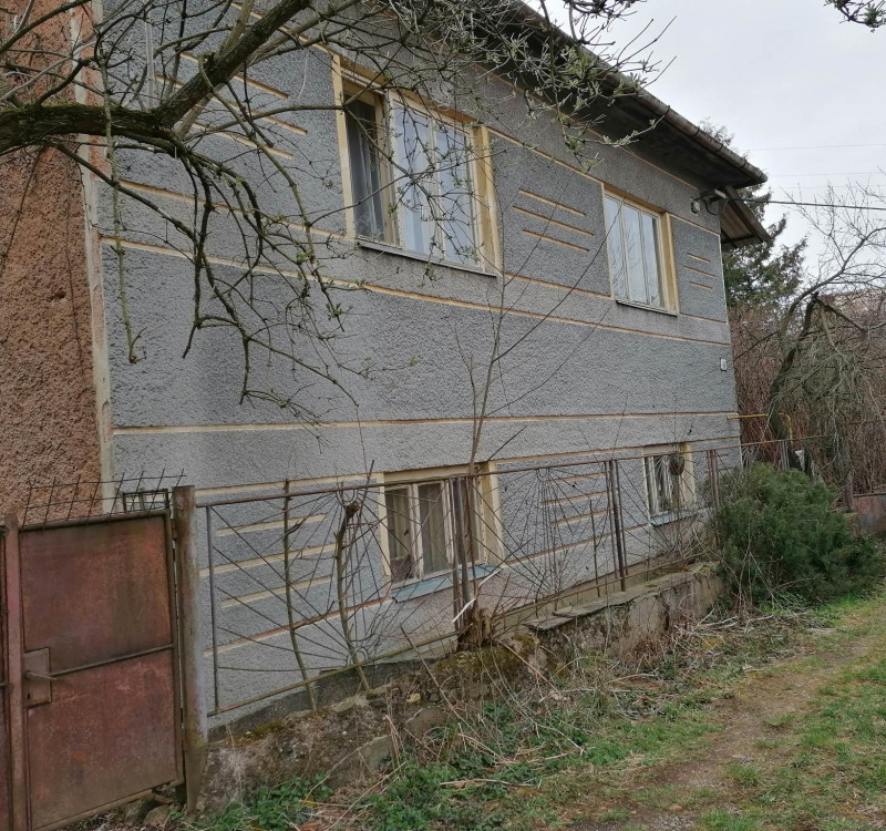 Na predaj starší RD v obci Plešivec vhodný na rekonštrukciu podľa vlastných predstáv
