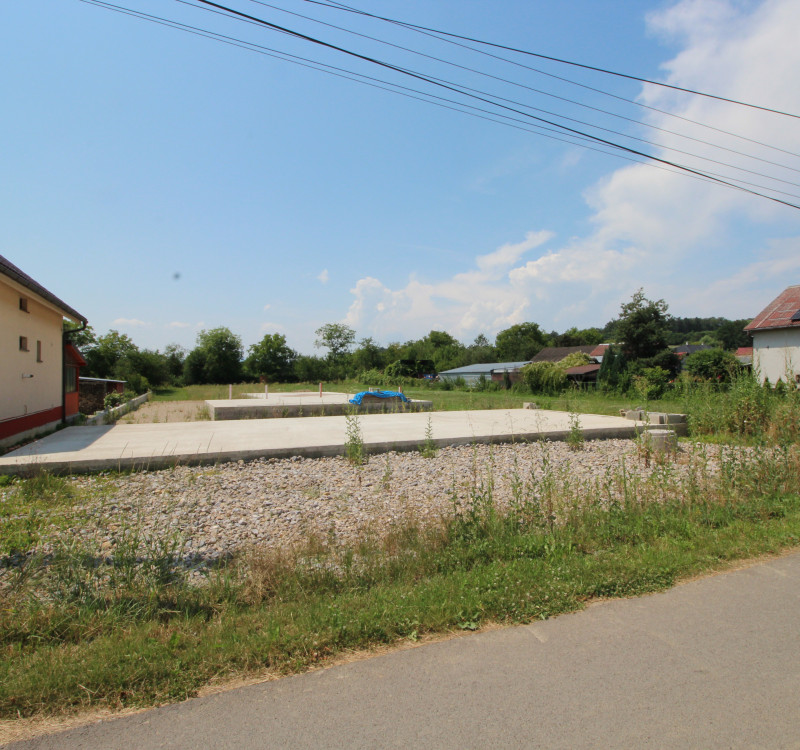 Exkluzívne na predaj stavebný pozemok s možnosťou pokračovať vo výstavbe rodinného domu v obci Hudcovce