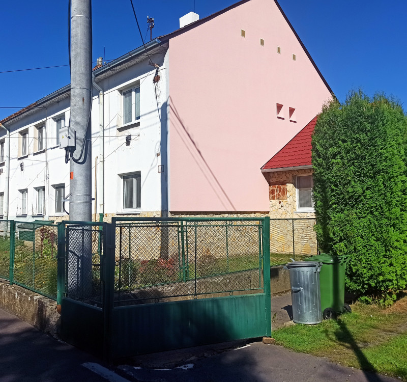 Exkluzívne na predaj pekný 3 izbový byt s pozemkom a garážou v meste Sečovce
