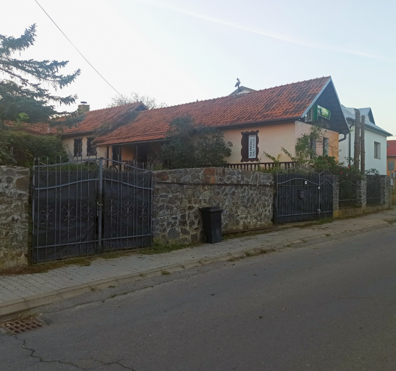 Na predaj veľký pozemok s rodinným domom a bývalým pohostinstvom v meste Humenné