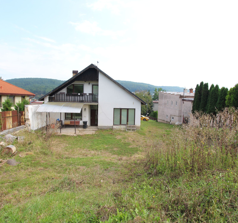 NA PREDAJ dom s veľkým pozemkom v meste Humenné