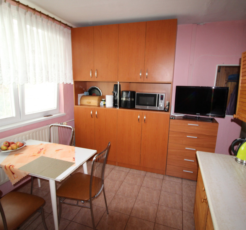 NA PREDAJ - 2 izbový pôvodný byt v meste Snina