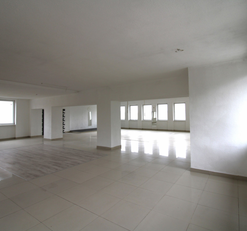 NA PRENÁJOM Obchodný priestor s parkovaním – Humenné, 230 m²